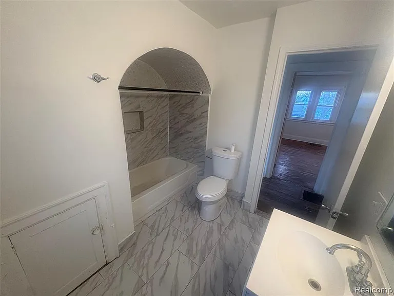 33 S Marshall St — Photo 17