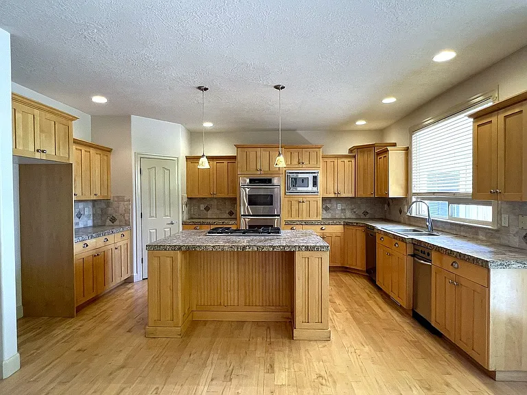 811 E Knoll Ct — Photo 12