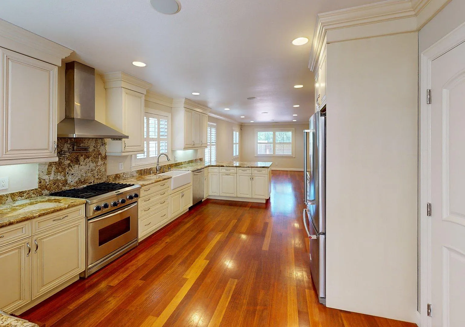 2 bed, 1330 sqft, $6,300 — Photo 4