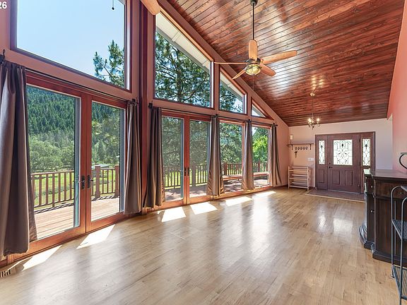 5th image of 140 Old County Ln