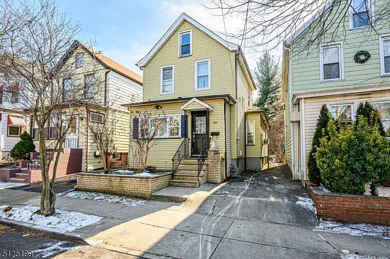 299 Burgess Pl photo 1