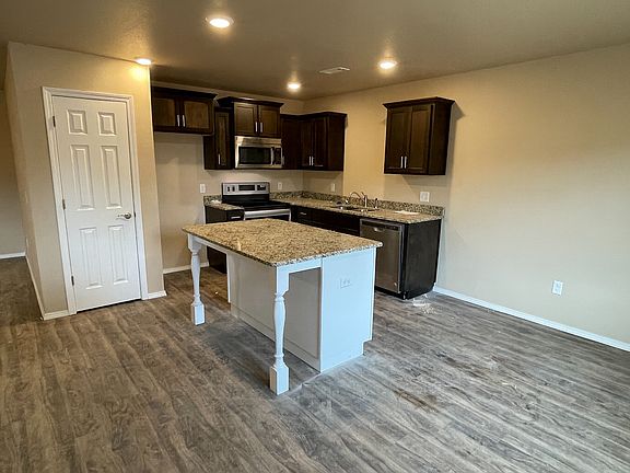 3rd image of 909 Rachel St