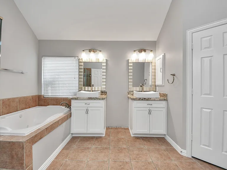 18027 Parkwille Ln — Photo 15