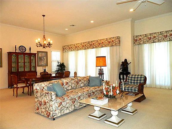 4th image of 1035 Saint James Cir