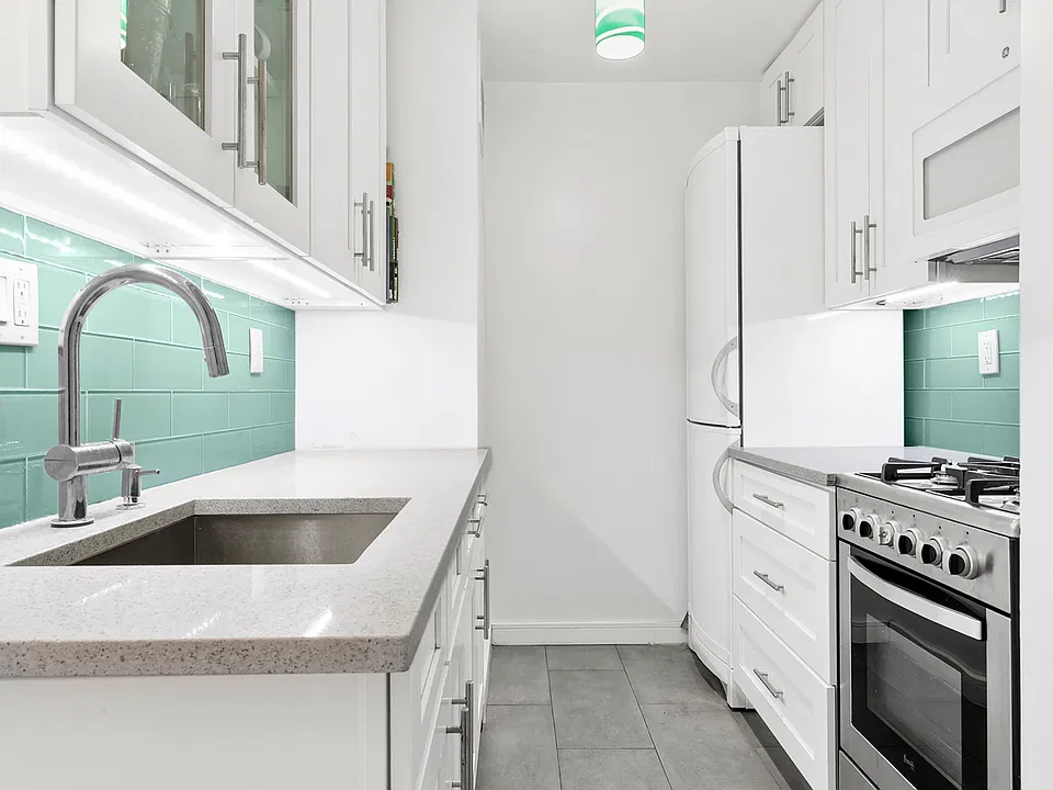 7 E 14th St #1404