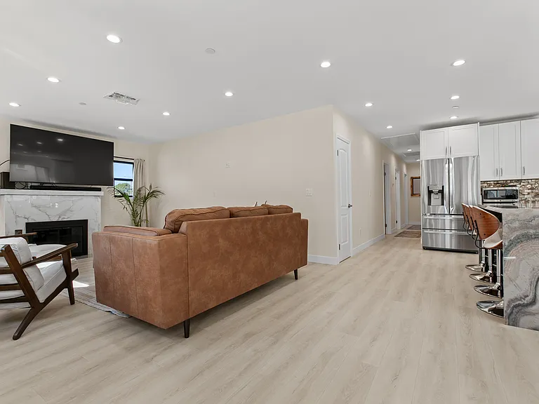 2101 E Glenoaks Blvd — Photo 18