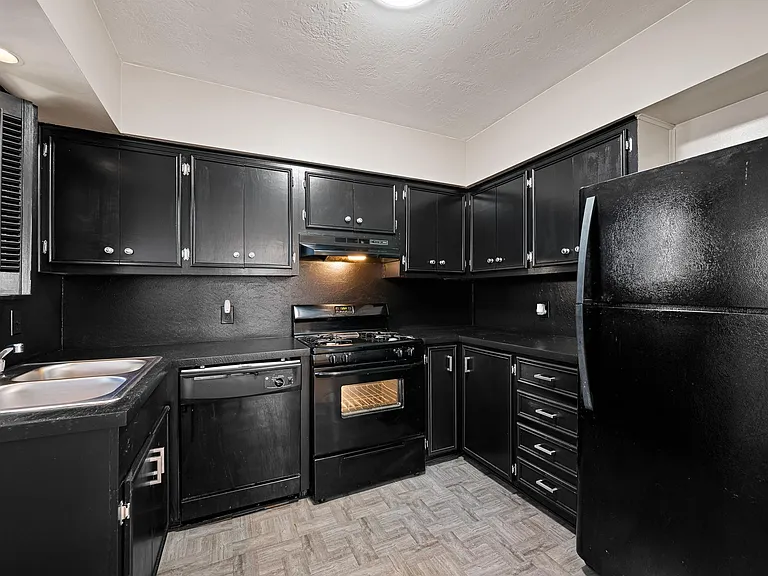1806 Banks St #1 — Photo 11