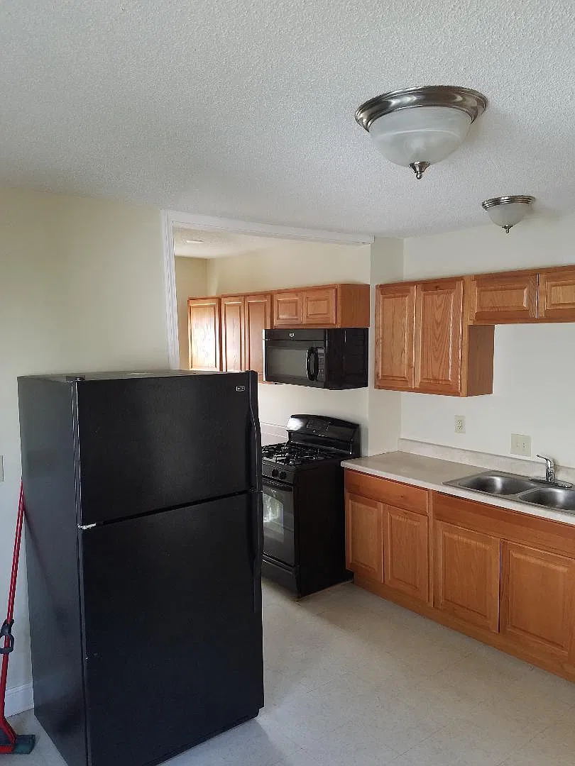 3 bed, 1080 sqft, $2,000 — Photo 3