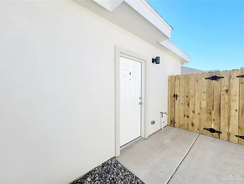3 bed, 2.0 bath, 1078 sqft, $1,195 — Photo 2