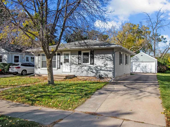 915 N Sawyer St, Oshkosh, WI 54902