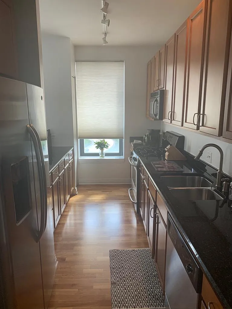 859 W Erie St — Photo 3