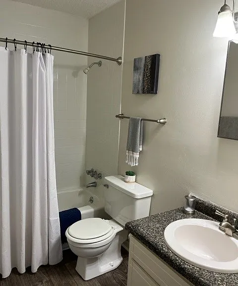 Country Club Apartments — Photo 22
