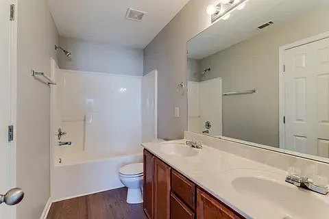 6044 Cullen Dr — Photo 8