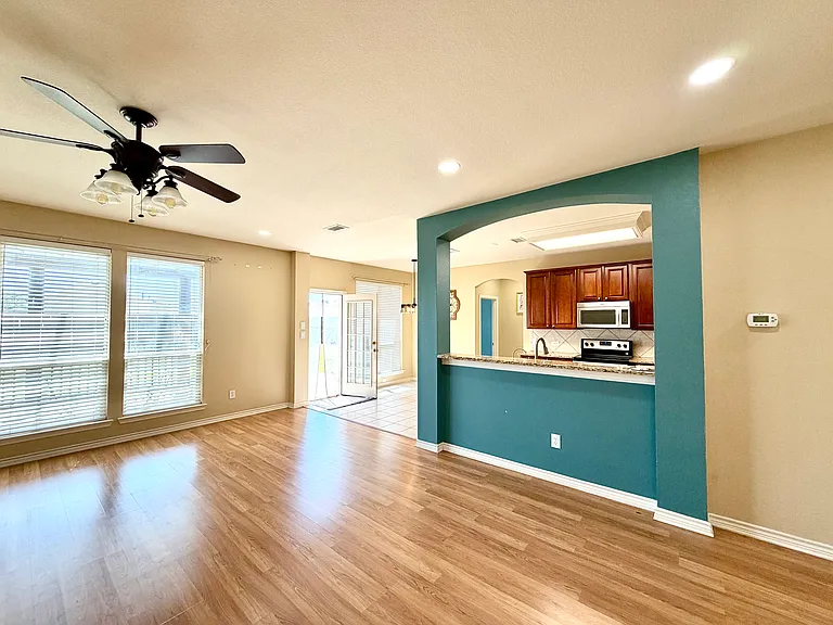 902 Rockton Dr — Photo 15