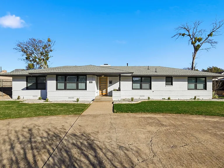 6207 Royal Ln — Photo 1