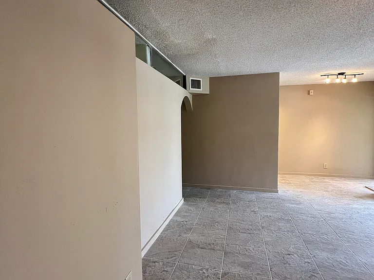 2501 NE 11th St #6 — Photo 10