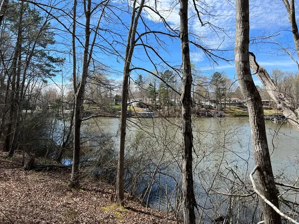 22 Starboard Dr, Bracey, VA 23919