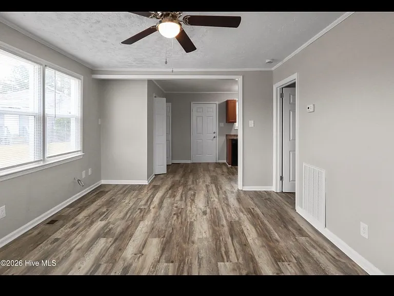 300 Starling St — Photo 3