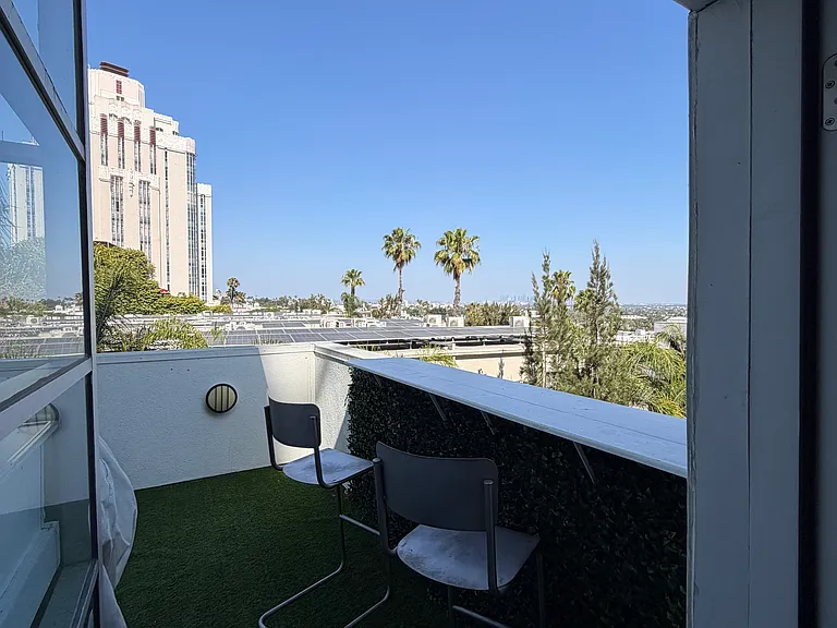 8455 De Longpre Ave — Photo 34