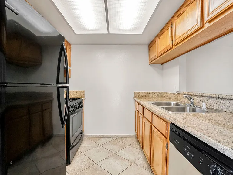 511 Carondelet Apartments — Photo 14