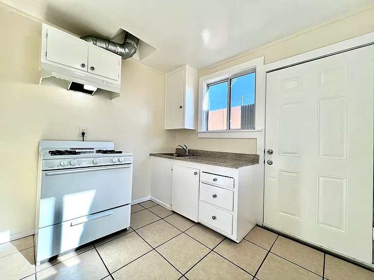 721 Flint Ave — Photo 1