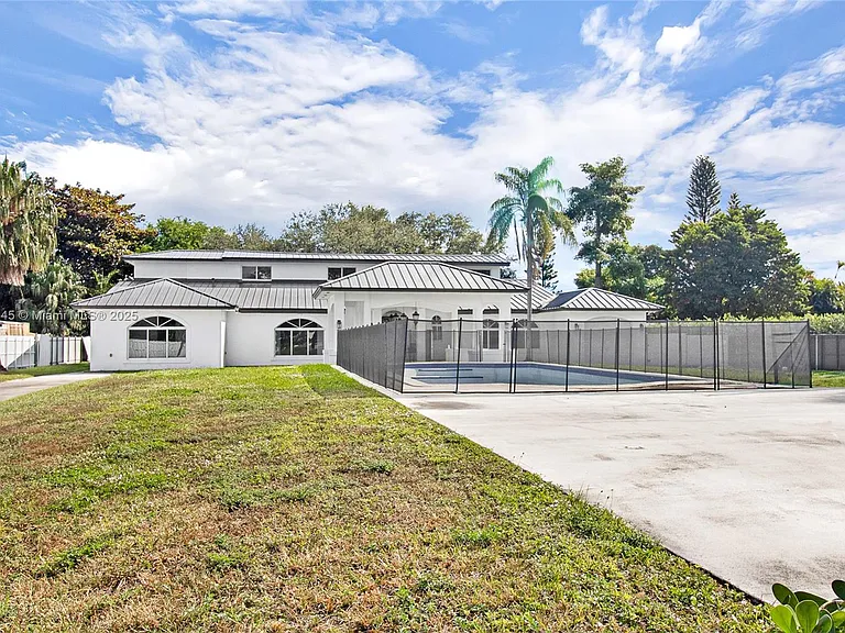 425 SW 129th Ave — Photo 25