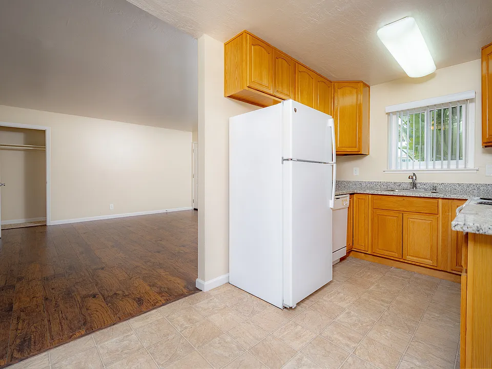948 Ravenscourt #1 kitchen