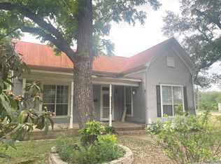 904 17th St, Hondo, TX 78861