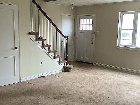 5th image of 102 Carriage House Ln