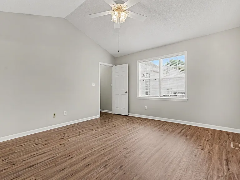 200 Waterford Dr — Photo 16