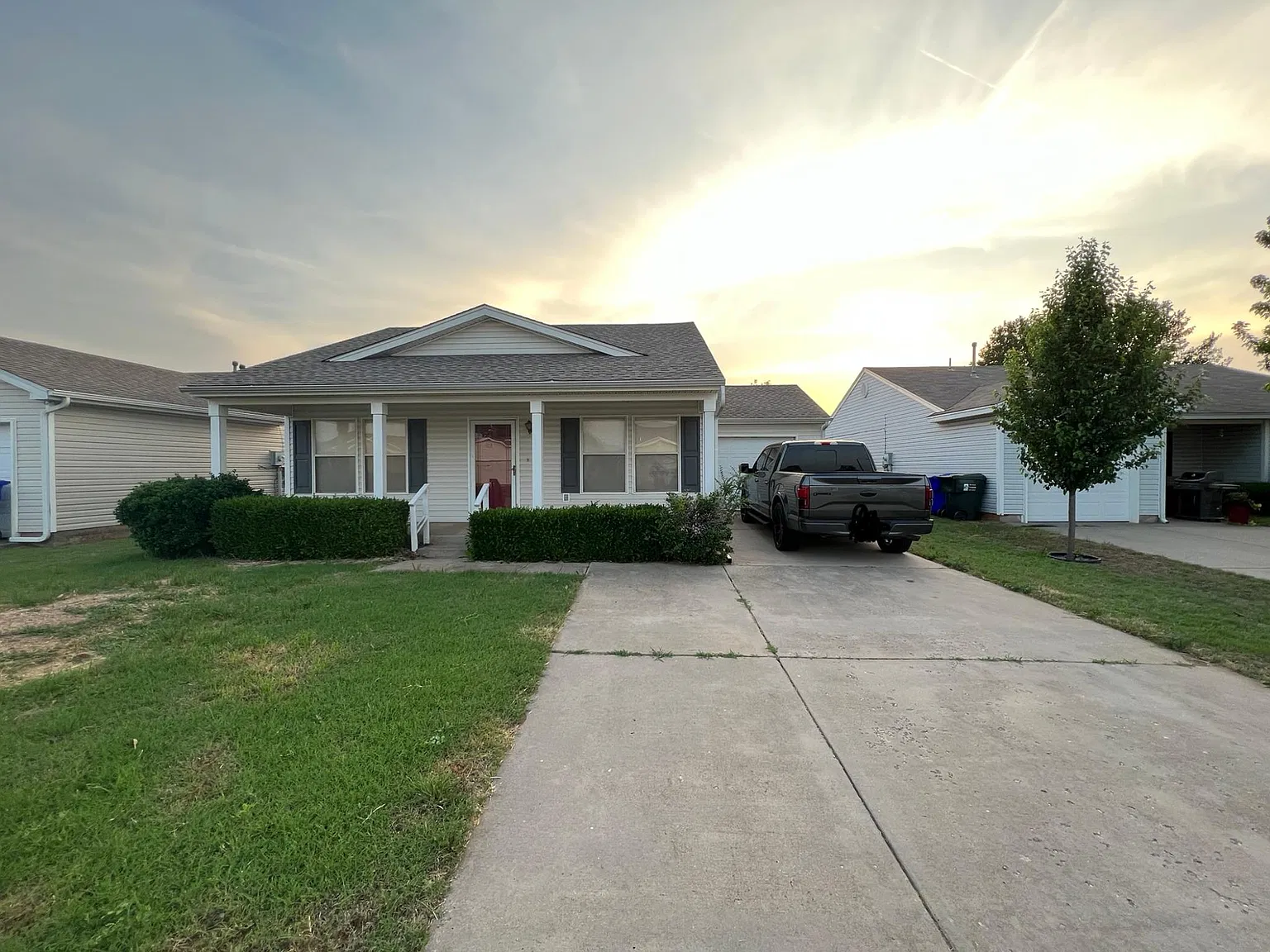 2 bed, 952 sqft, $1,350 — Photo 1