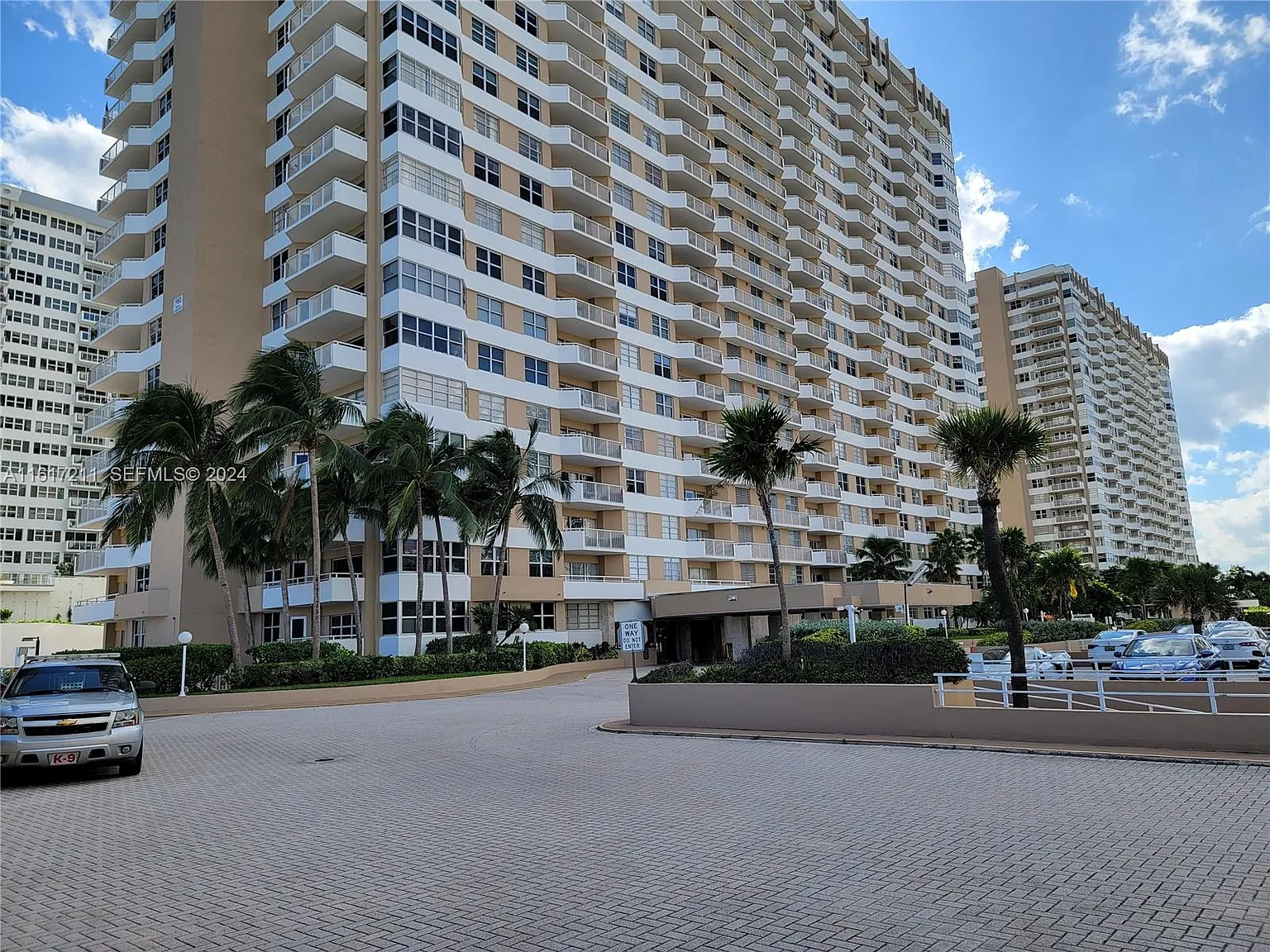 Hemispheres Condo — Photo 3