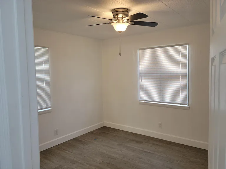 909 W Circle St — Photo 4