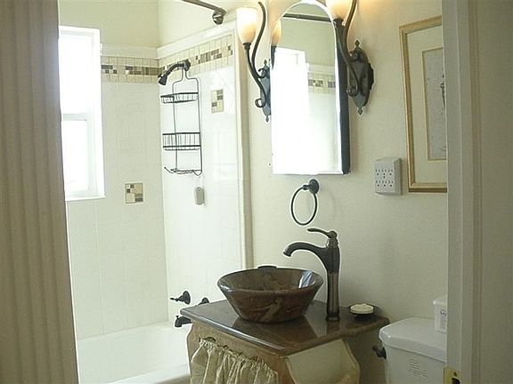 Main bath w/ granite & vessel sink