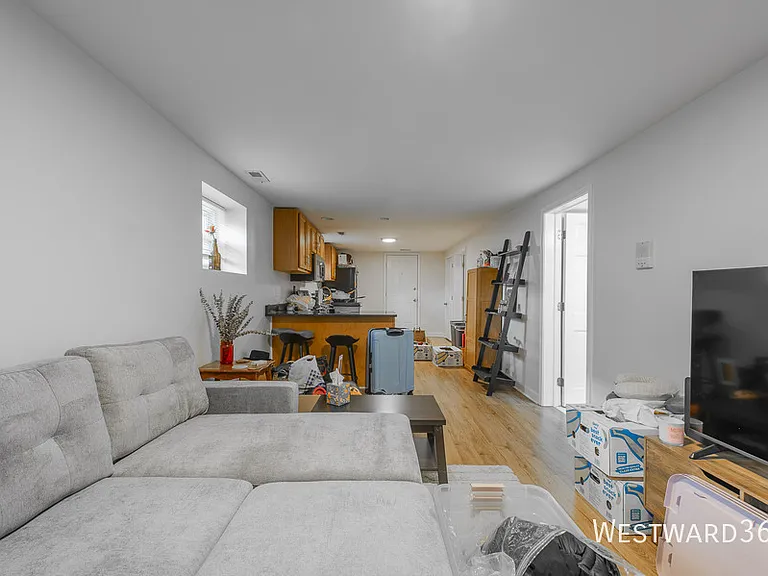 2239 W Cornelia Ave #G — Photo 8