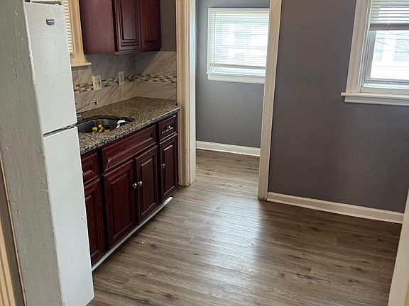 5th image of 885 Granite St