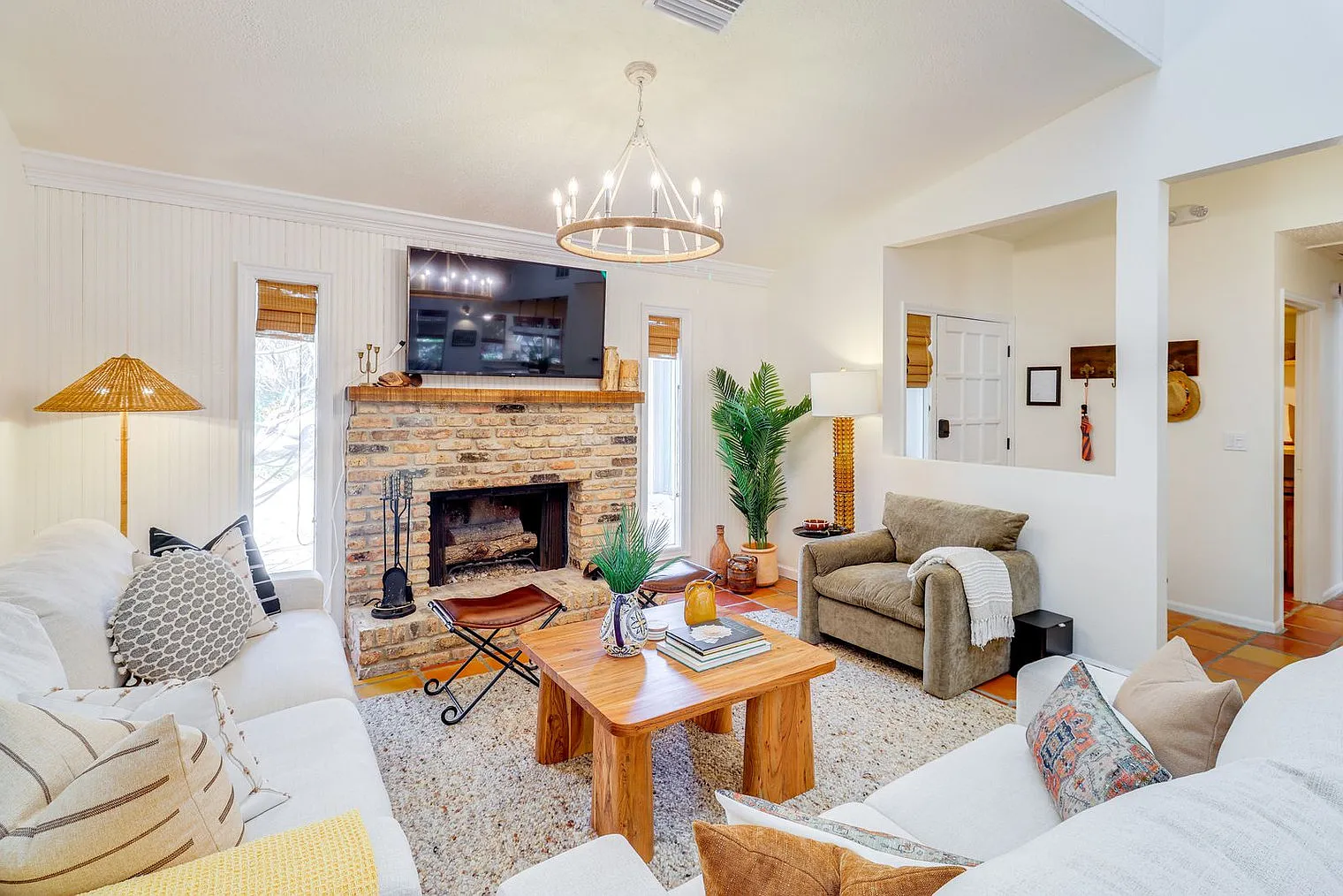 3 bed, 2.0 bath, 1689 sqft, $8,899 — Photo 1