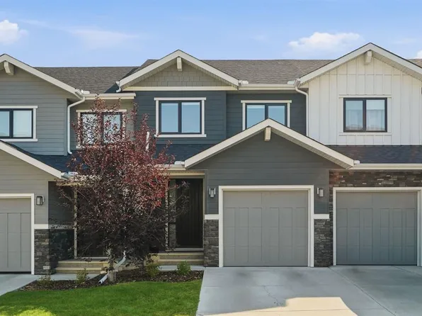 154 W Crestridge Cmn SW, Calgary, AB T3B 6J5