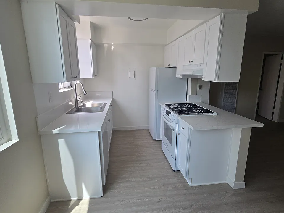 #205 - BRAND NEW renovated kitchen with ALL-NEW Quartz countertops, cabinets and appliances! $1925 with Rent Special: Half-off One Month's Rent!