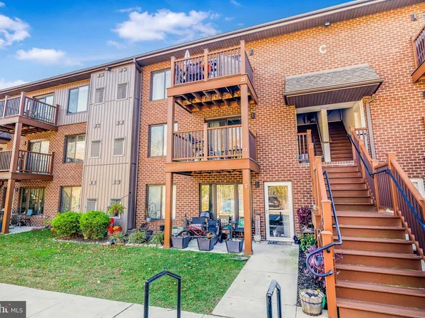 5200 Hilltop Dr #42, Brookhaven, PA 19015