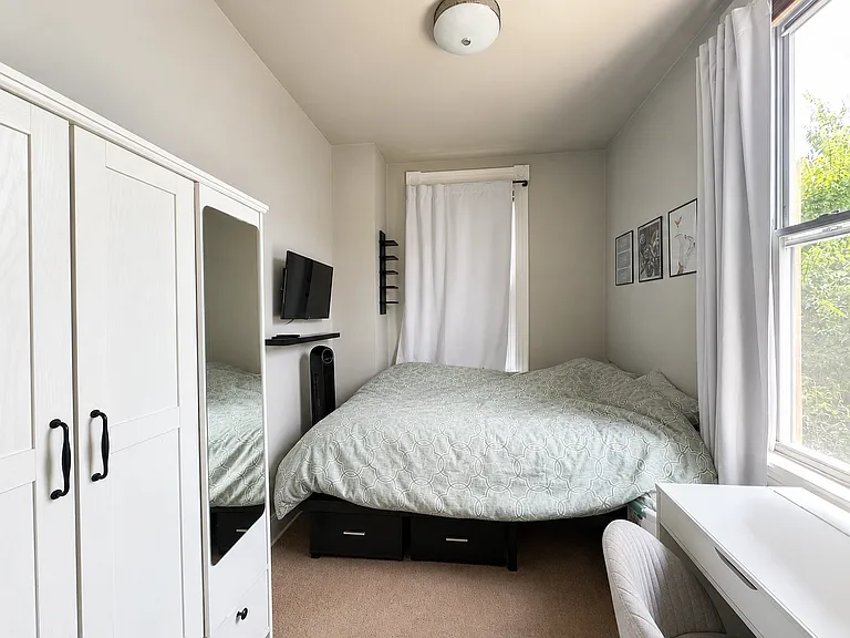 2322 Stratford Apts — Photo 11