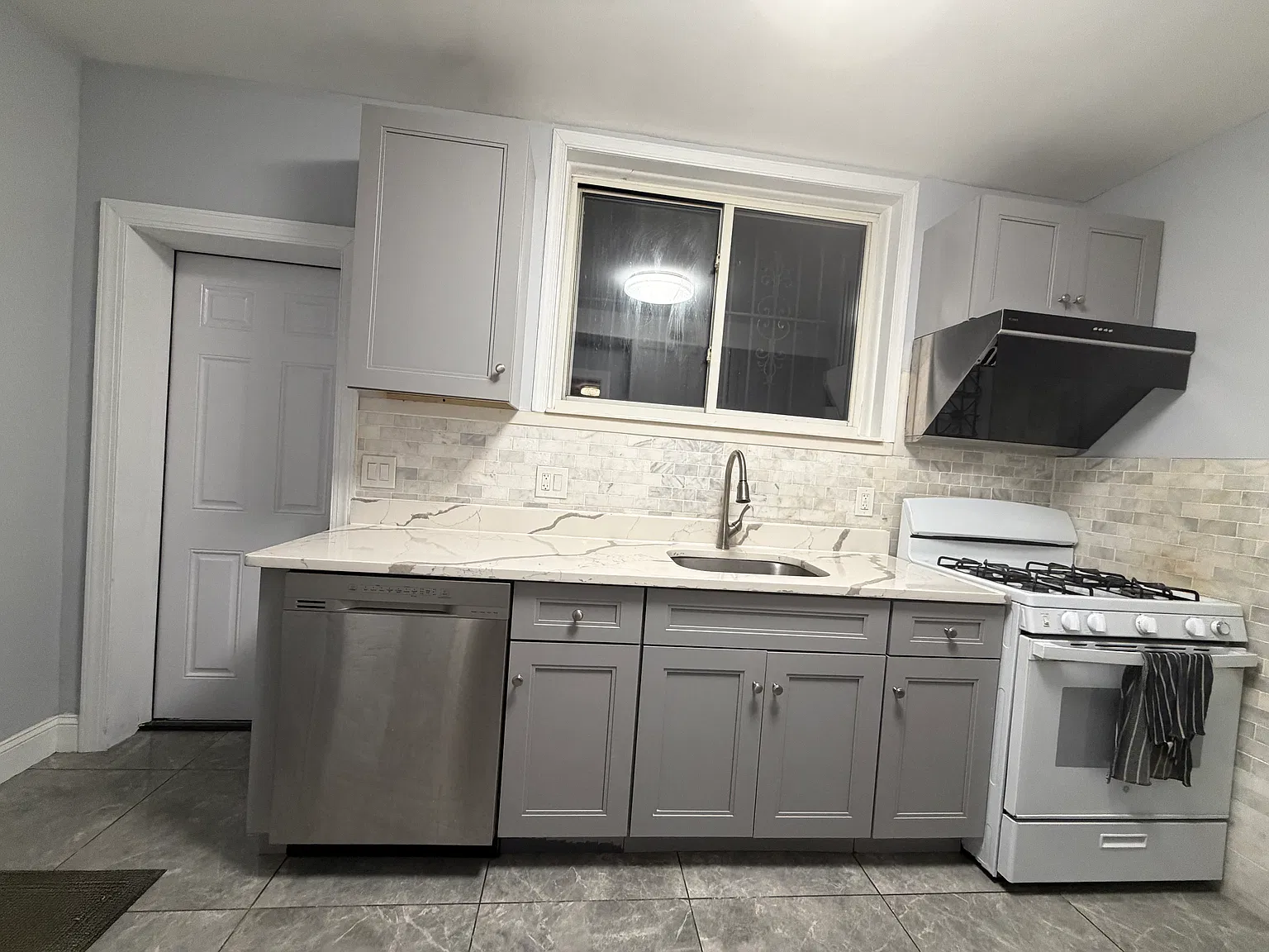 4 bed, 1900 sqft, $2,500 — Photo 3