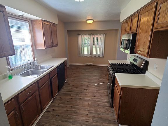 4th image of 2749 Carol Pl
