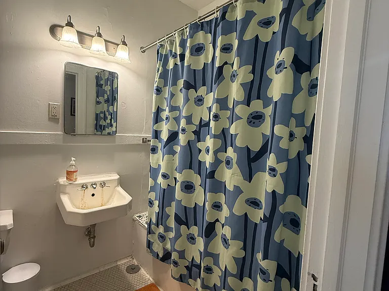 137 Fairview Ave N #4 — Photo 15