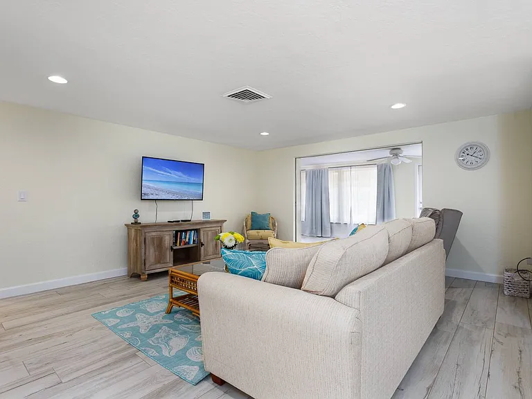 6836 Roxbury Dr — Photo 11