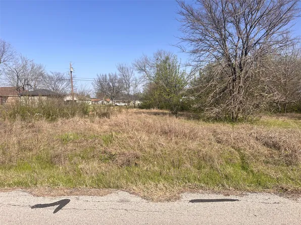 5 State Highway Dr, Mabank, TX 75156