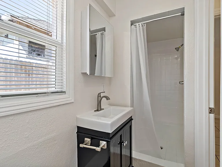 137-139 4th St #139-C — Photo 16