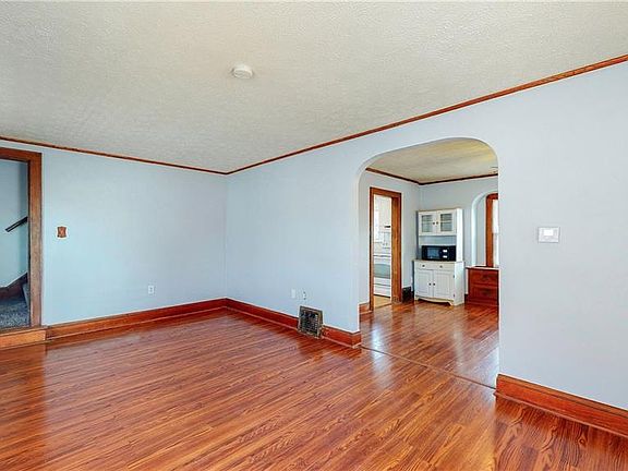 5th image of 2535 Albrecht Ave