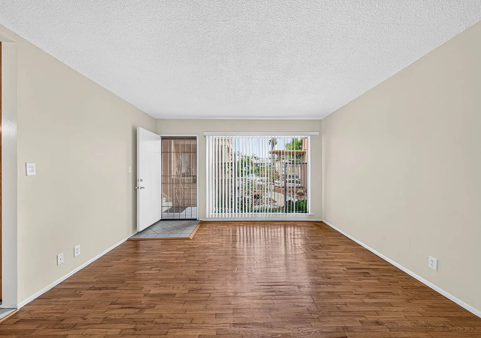 3888 Potomac Ave — Photo 4