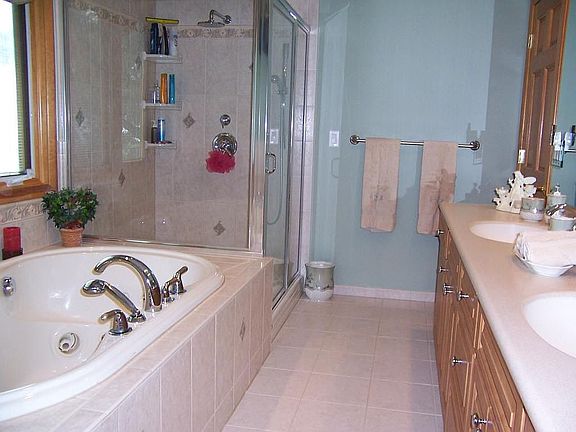 MBath - Jacuzzi, shower stall, double vanity  
